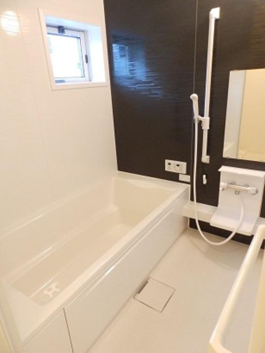 バス・シャワールーム　一坪風呂（小窓付き・追焚き機能付き）