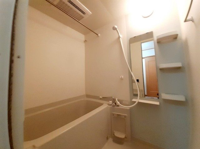 バス・シャワールーム　コンパクトで使いやすいお風呂です