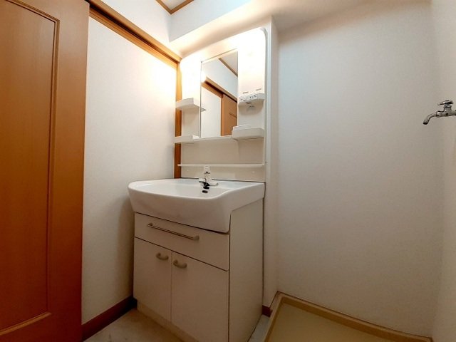 洗面設備　ゆったりとスペースのある洗面所