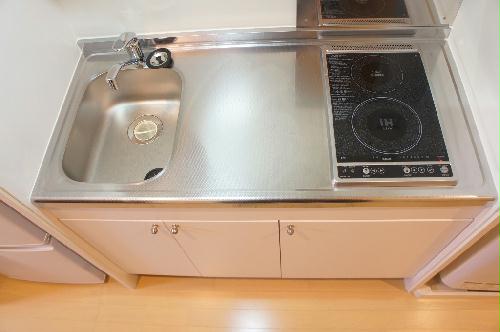 キッチン　IH&ラジエントヒーターコンロ。収納もたっぷりあります。