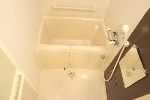 バス・シャワールーム　カラーパネルでお洒落な浴室。