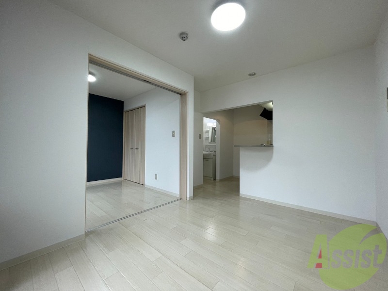 居室・リビング　リビングは白を基調としていて明るい印象ですね！