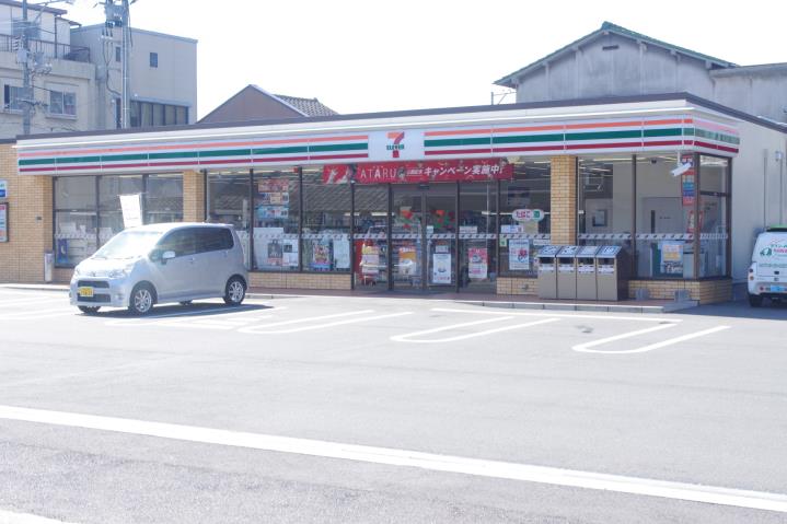 コンビニ　セブン－イレブン三原港町店（コンビニ）まで750m