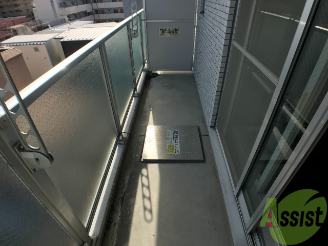 バルコニー　バルコニーは部屋の端から端まであり、洗濯物も沢山干せそうです