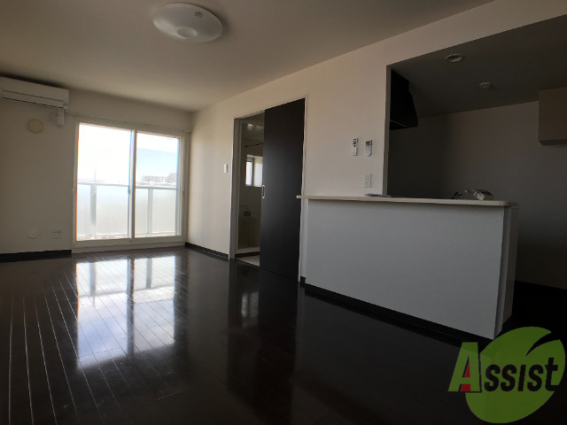 居室・リビング　リビングは広々としており、快適な空間です。