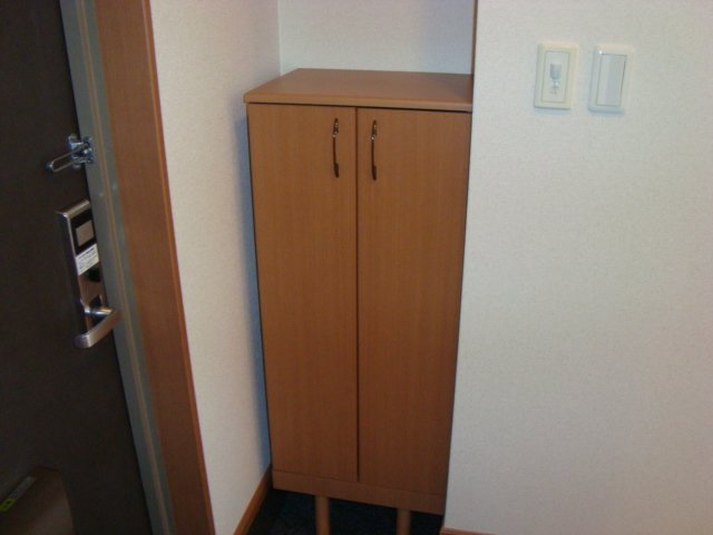 その他　下足入