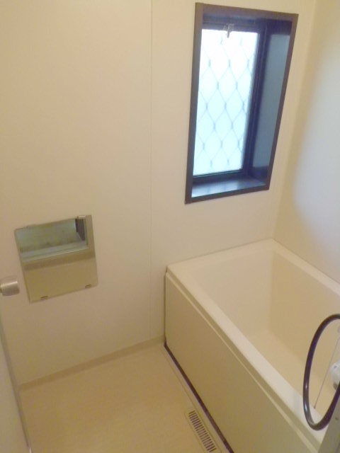 バス・シャワールーム　窓のある追焚機能付きバスルーム