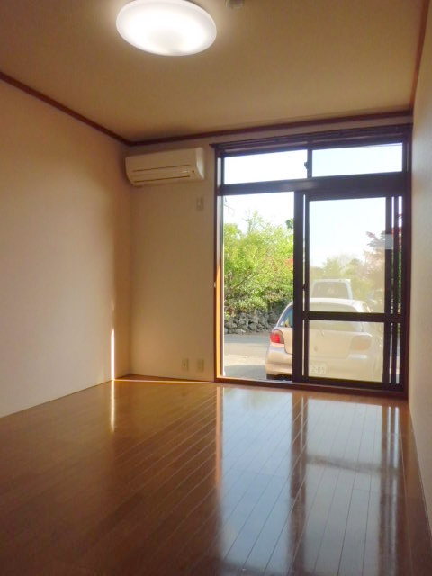 居室・リビング　南向きの明るい洋室６帖