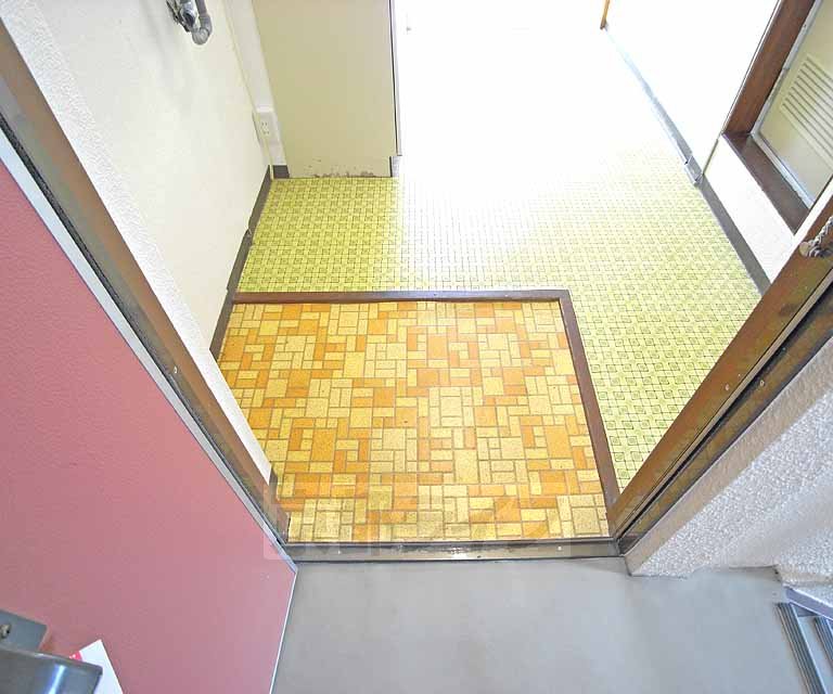 玄関　広い玄関スペースです。