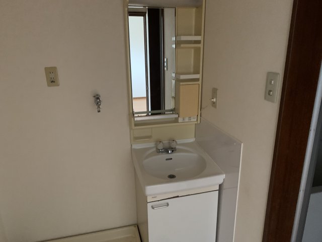 洗面設備　独立洗面台、小物を置くことができて便利です