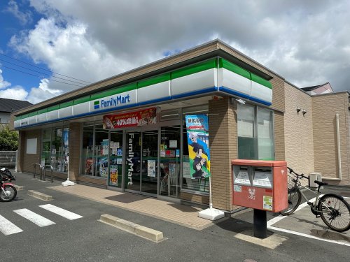 コンビニ　ファミリーマート 豊橋飯村北三丁目店（コンビニ）まで571m