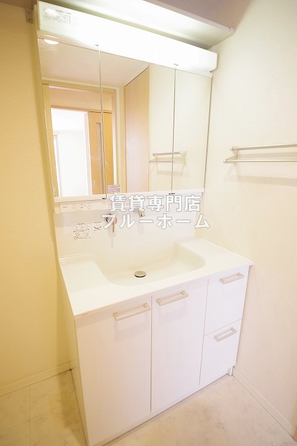 洗面設備　三面鏡のシャンプードレッサーです！