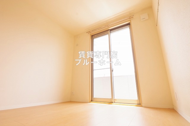 エントランス　4.4帖の洋室です！