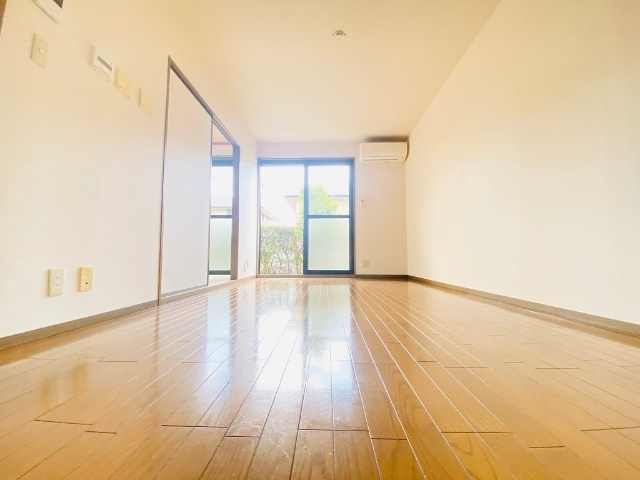 居室・リビング　同一建物内１０３号室内装写真転載