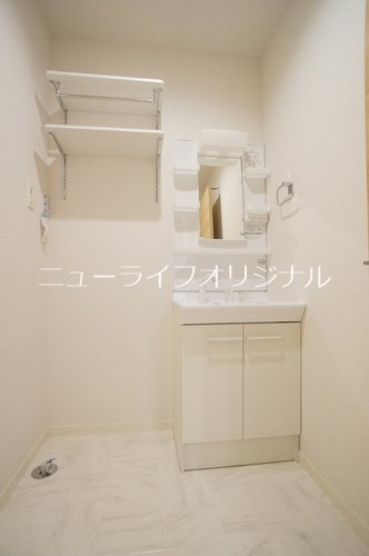 洗面設備　シャワー付き洗面台で忙しい朝でも楽に身支度が出来ます！