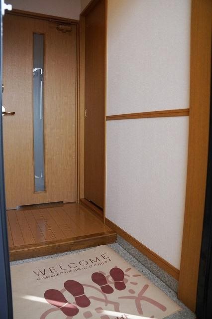 玄関　写真は別号室のもの。