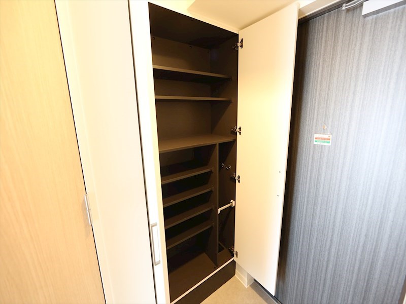 玄関　玄関　シューズボックス付（収納充実してます）