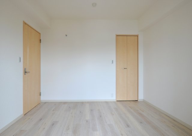 居室・リビング　※別部屋のお写真で、現況優先と致します。