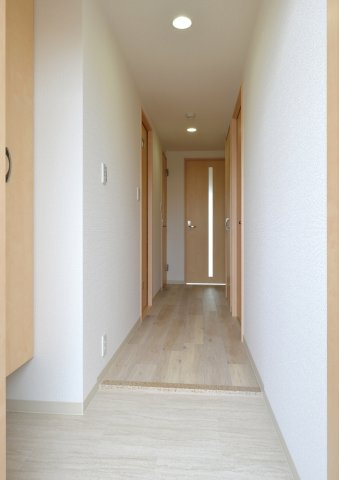 玄関　※別部屋のお写真で、現況優先と致します。