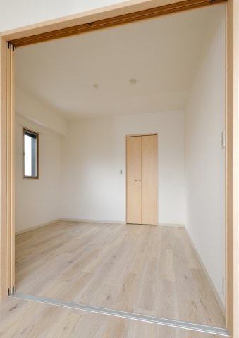 居室・リビング　※別部屋のお写真で、現況優先と致します。