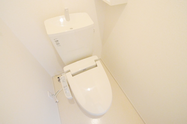 トイレ　温水洗浄便座付きで便利です♪