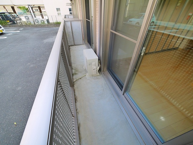 バルコニー　暖かな日差しのふりそそぐバルコニー