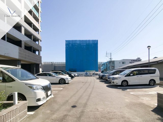 駐車場　駐車場があるので、車を買う予定の方も安心です