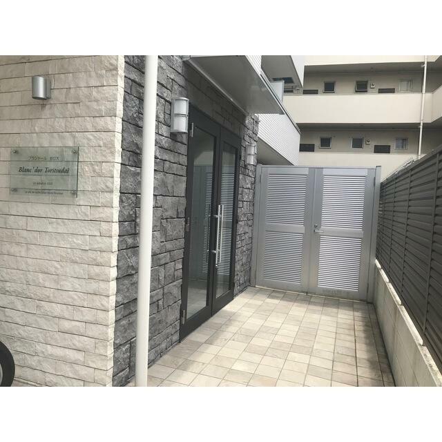 エントランス　手動ドア、非常扉