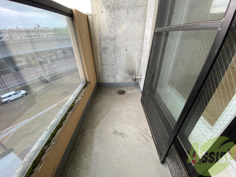 バルコニー　バルコニーです。洗濯物を干すもよし、一息つくもよしですね。