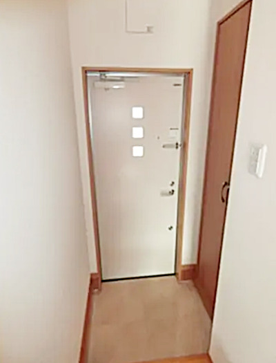 玄関　【南向きの明るいお部屋♪】