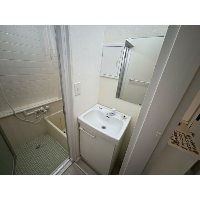 洗面設備　独立洗面台、小物を置くことができて便利です