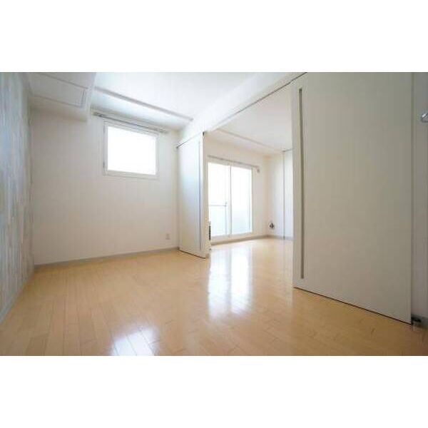 居室・リビング　落ち着いた色調の洋室です