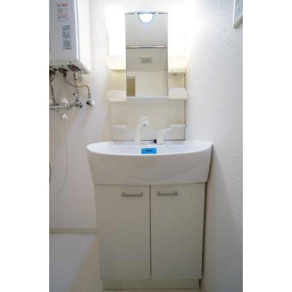 洗面設備　ゆったりとスペースのある洗面所