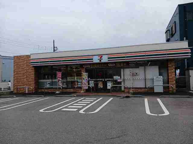 コンビニ　セブンイレブン（コンビニ）まで550m