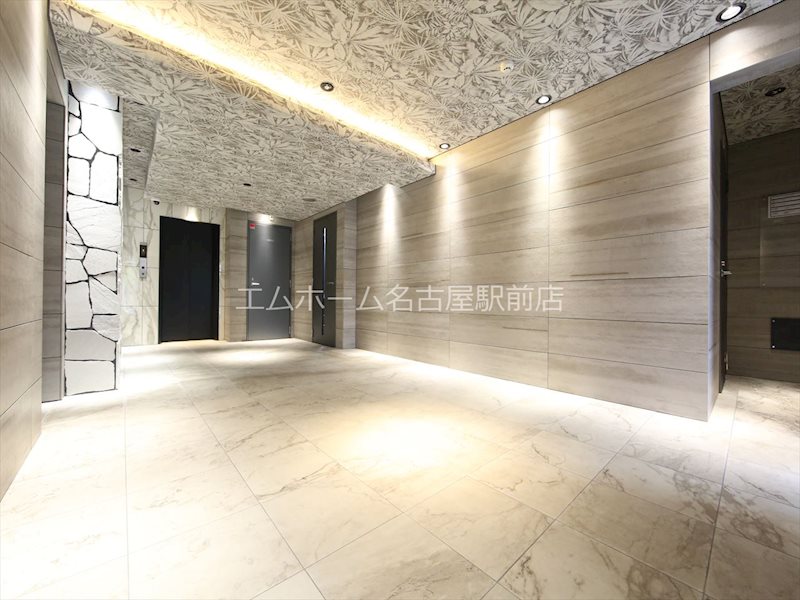 エントランス　防犯カメラ完備　エレベーター