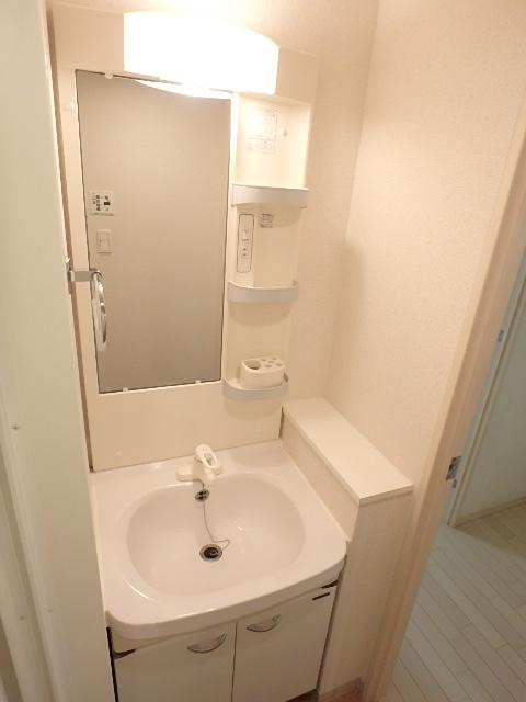 洗面設備　独立洗面台あり、毎朝おしゃれに忙しい女性の方におすすめです