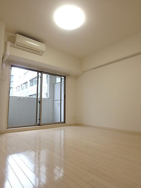 居室・リビング　明るい洋室です