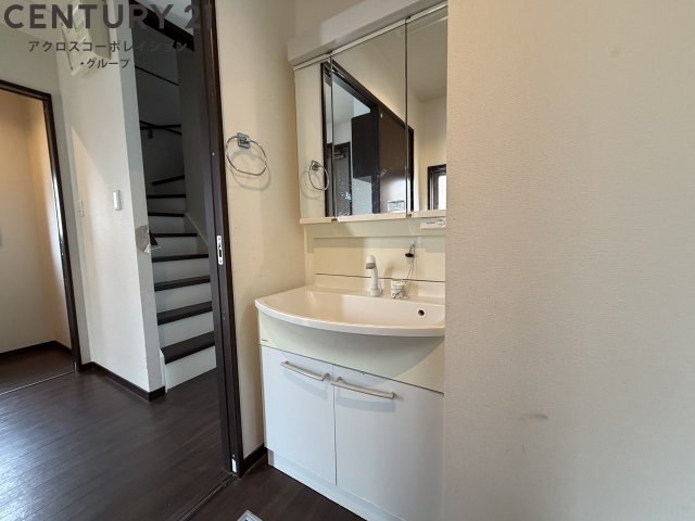 洗面設備　３面鏡つきの独立洗面台！