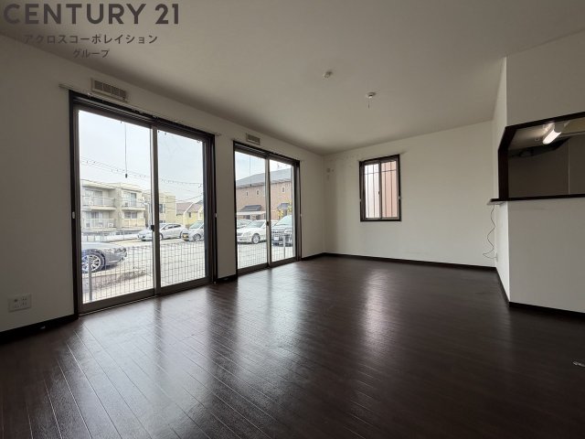 居室・リビング　３面採光の明るいリビング！