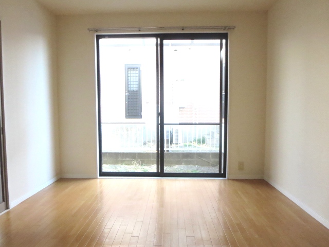 居室・リビング　洋室6.4帖　南西向き陽当り良好♪