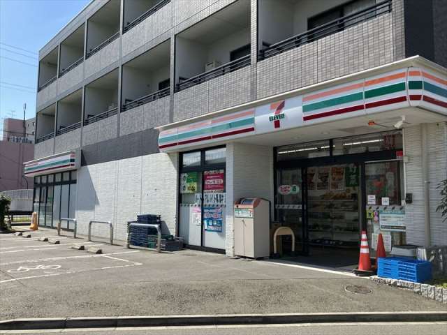 コンビニ　セブンイレブン（コンビニ）まで834m