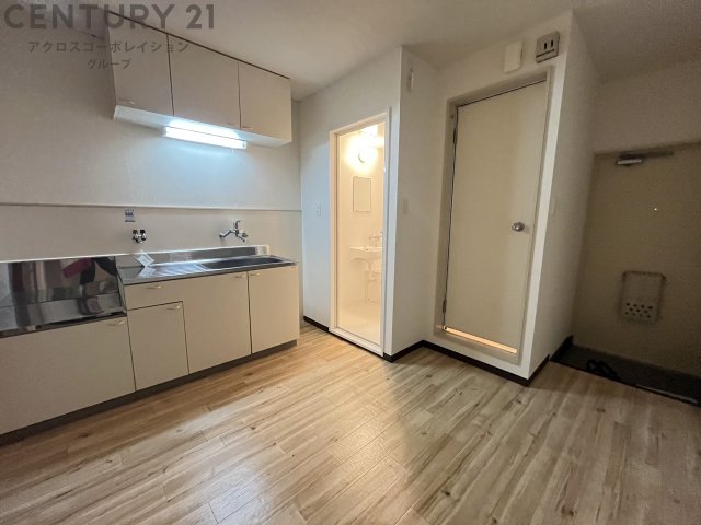 居室・リビング　床が明るい色合いでとても綺麗です！