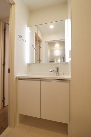 洗面設備　独立洗面台あり、毎朝おしゃれに忙しい女性の方におすすめです