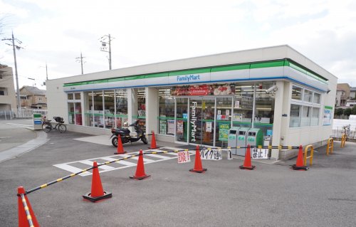 コンビニ　ファミリーマート宝塚山本駅前店（コンビニ）まで572m