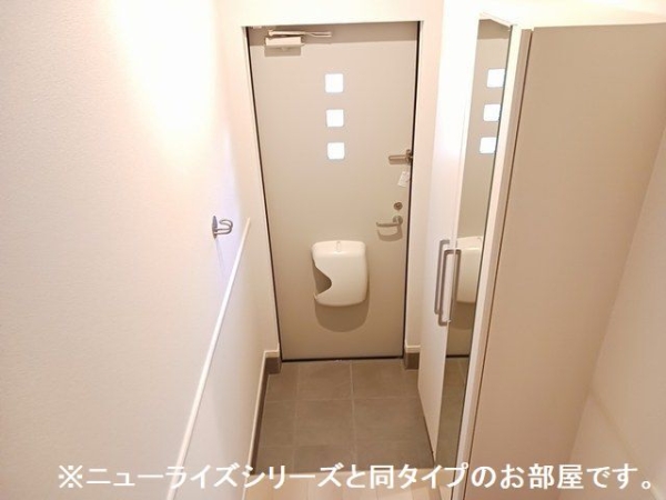 玄関　※参考写真　同建築メーカー施工の同間取完成他物件のものです。