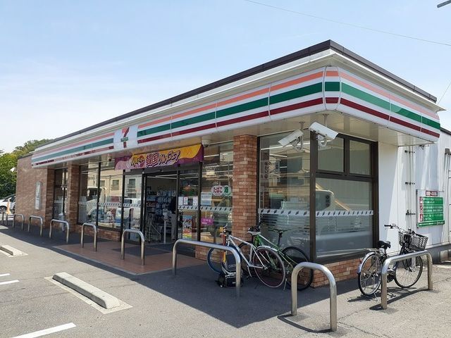 コンビニ　セブンイレブン様（コンビニ）まで900m