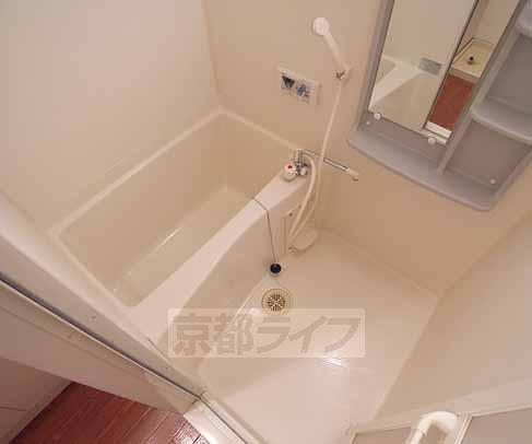 バス・シャワールーム　ゆったり浸かれるお風呂です。