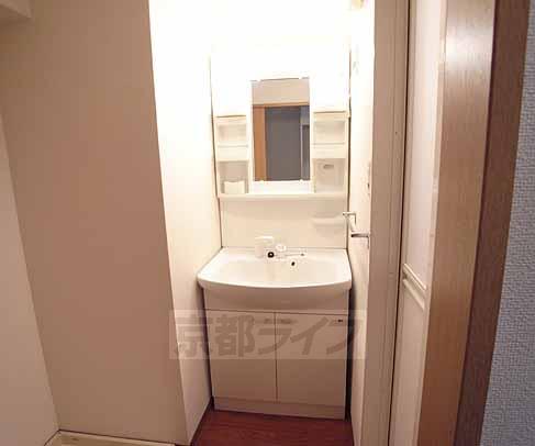 洗面設備　大きい独立洗面台です。