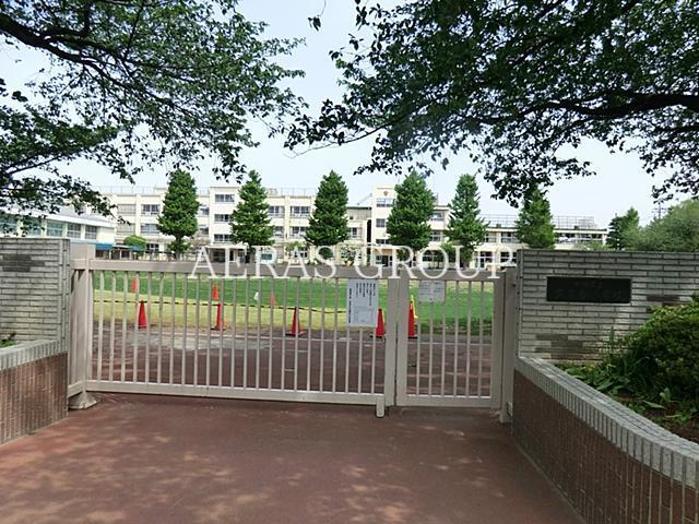 小学校　中野区立武蔵台小学校（小学校）まで488m