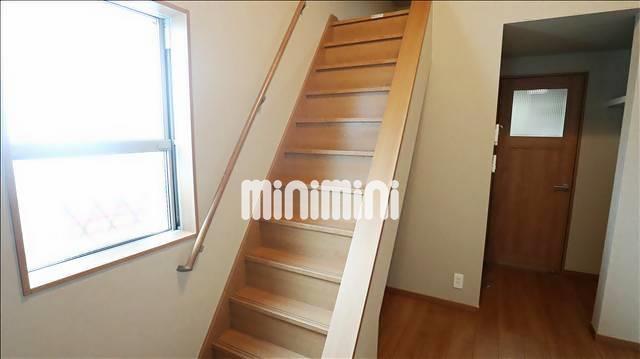 居室・リビング　階段ロフトなので昇り降りが安心です。